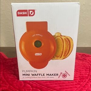 Dash Orange Pumpkin Mini Waffle Maker
